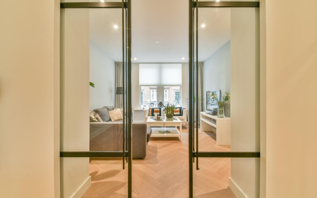 Houten deuren met glas vs stalen deuren met glas: welke is de beste keuze voor uw huis
