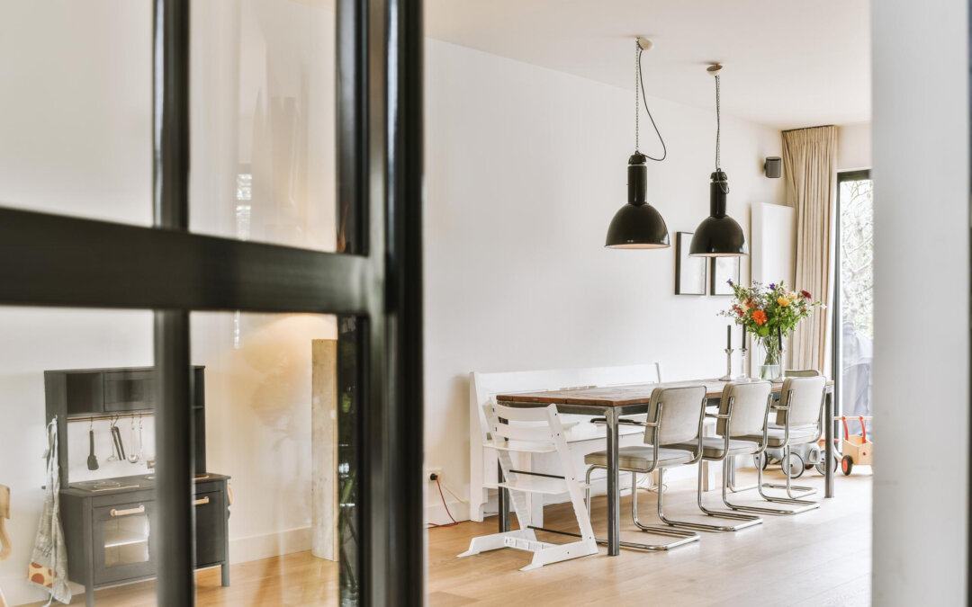 stalen deuren in de woonkamer