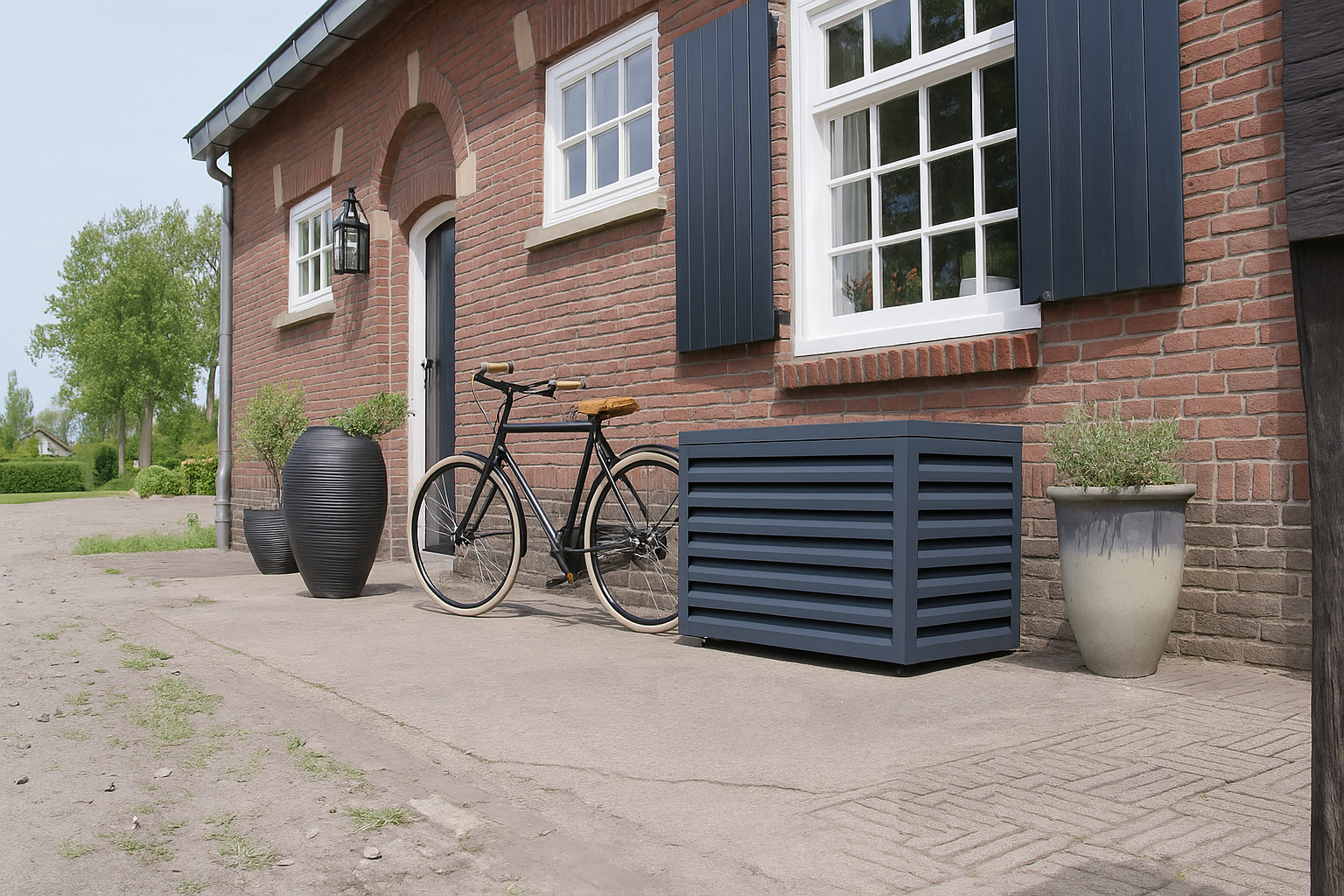 Warmtepomp buitenunit weggewerkt in tuin Warmtepomp netjes weggewerkt